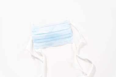 Beyaz arka planda Coronavirus salgını için tıbbi mavi maskeler.
