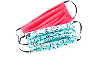 Beyaz arka planda Coronavirus salgını için ev yapımı yüz maskeleri..