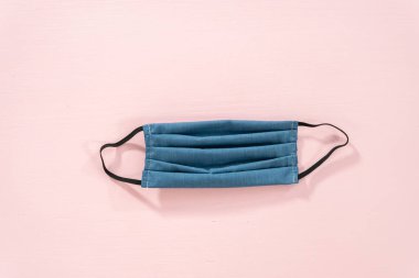 Pembe arka planda Coronavirus salgını için ev yapımı yüz maskeleri..