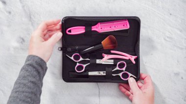 Düz yatıyordu. Pembe saç kesme makası seti.