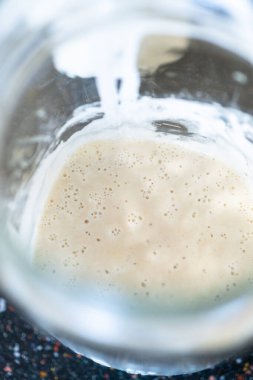 Ekmek pişirmek için ev yapımı ekşi ekmek hazırlıyorum..