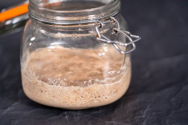 Ev yapımı buğday ekmeği. Cam bir mason kavanozunda başlangıç..