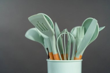 Ahşap saplı silikon pişirme aletleri.