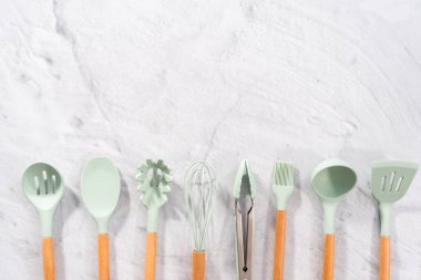 Düz yatıyordu. Ahşap saplı silikon pişirme aletleri.