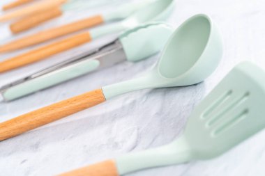 Ahşap saplı silikon pişirme aletleri.