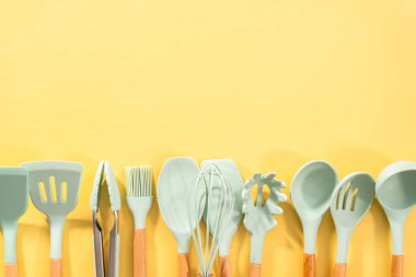 Düz yatıyordu. Ahşap saplı silikon pişirme aletleri.