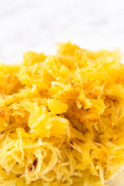 Zeytin yağı, tuz ve biberli organik spagetti hazırlıyorum..