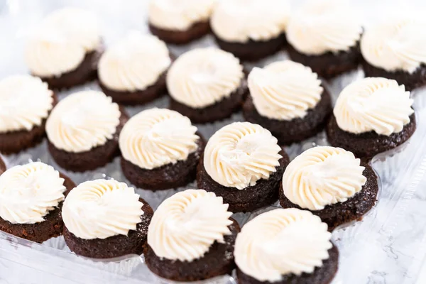 Choklad Mini Muffins Med Italiensk Smörkräm Glasyr Cupcake Plastlåda — Stockfoto