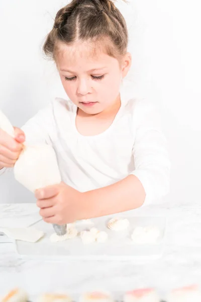 Liten Flicka Övar Rörledningar Italiensk Smörkräm Glasyr — Stockfoto