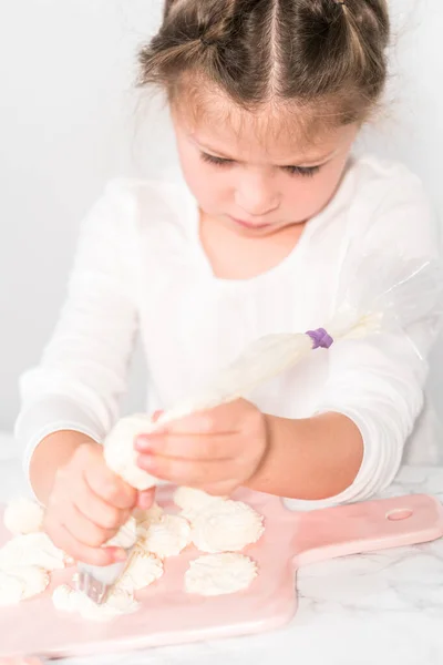 Liten Flicka Övar Rörledningar Italiensk Smörkräm Glasyr — Stockfoto