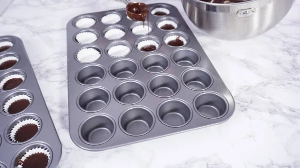Adım Adım Mini Çikolatalı Kekler Pişirmek Için Kek Hamurunu Mini — Stok fotoğraf