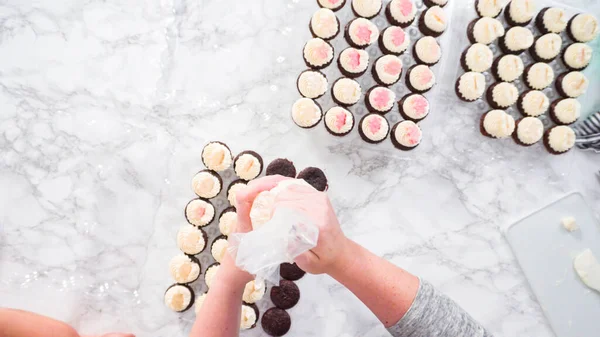 Flach Lag Schritt Für Schritt Piping Italienischen Buttercreme Zuckerguss Auf — Stockfoto