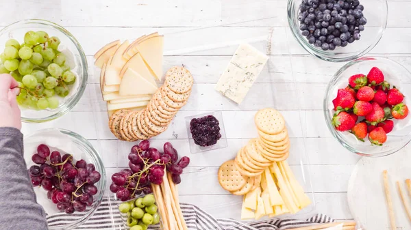 Pose Plate Pas Pas Disposer Plateau Fromage Avec Des Fruits — Photo