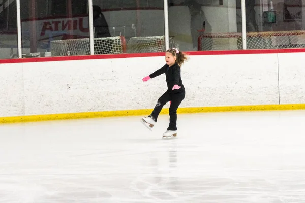 Menina Praticando Patinação Artística Move Pista Gelo Interior — Fotografia de Stock