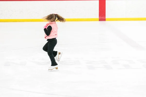 Menina Praticando Patinação Artística Move Pista Gelo Interior — Fotografia de Stock