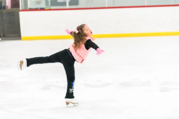 Kleines Mädchen Übt Eiskunstlauf Auf Der Eishalle — Stockfoto