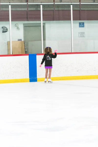 Menina Praticando Patinação Artística Uma Pista Patinação Gelo Interior — Fotografia de Stock