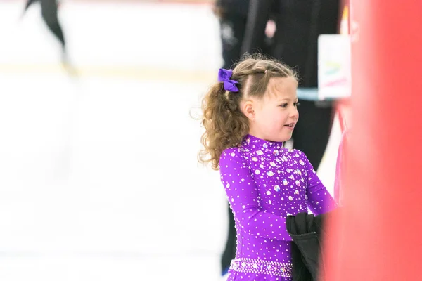 Küçük Kız Buz Pateni Pistinde Artistik Patinaj Yapıyor — Stok fotoğraf