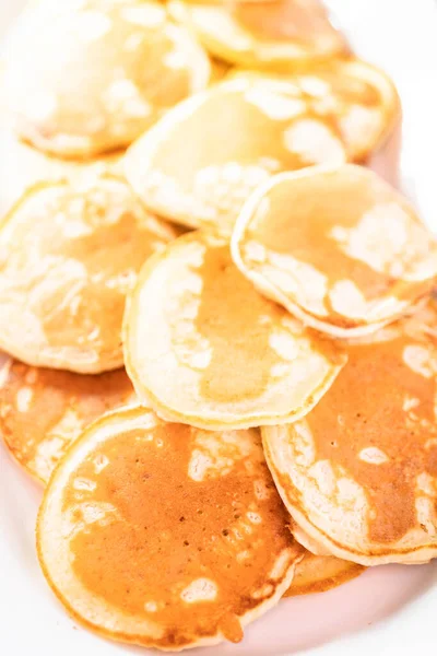 Frisch Zubereitete Kleine Pfannkuchen Auf Kefir Basis — Stockfoto