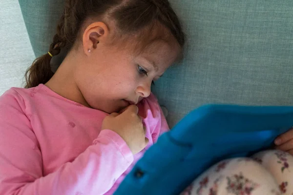 Klein Meisje Dat Boeken Leest Haar Tablet Thuisschool — Stockfoto