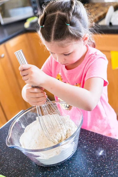 Küçük Kız Ekmek Pişirmek Için Hamuru Karıştırmaya Yardım Ediyor — Stok fotoğraf