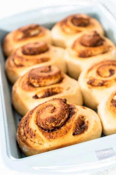 Vers Gebakken Kaneelbroodjes Een Blauwe Bakvorm — Stockfoto