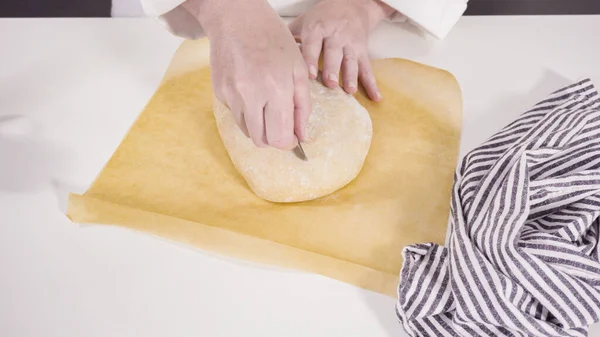 自家製のソース生地のパンを作る鋳鉄製のオランダのオーブンで — ストック写真