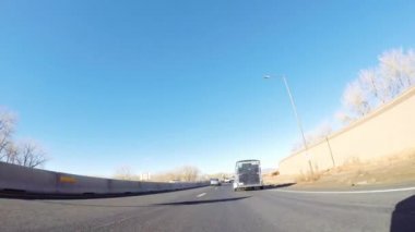 Denver, Colorado, ABD-12 Ocak 2020 - Amerika 'nın lüks semtlerinde tipik kaldırımlı yollarda sürüş.