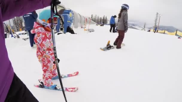 Denver Colorado Estados Unidos Diciembre 2018 Madre Enseñando Hija Esquiar — Vídeos de Stock