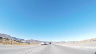 Denver, Colorado, ABD-12 Ocak 2020 - Amerika 'nın lüks semtlerinde tipik kaldırımlı yollarda sürüş.