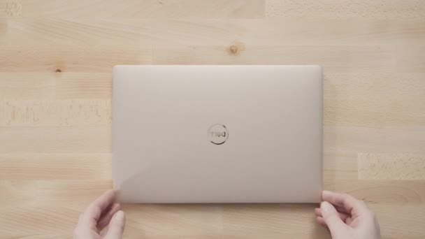 Denver Kolorado Usa Marca 2019 White Dell Xps Laptop — Wideo stockowe