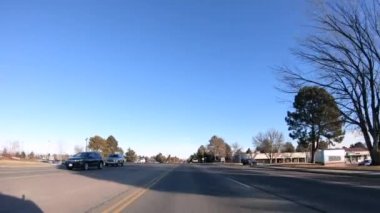 Gündüz vakti Amerika sokaklarında araba kullanmak. 