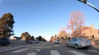 Gündüz vakti Amerika sokaklarında araba kullanmak. 