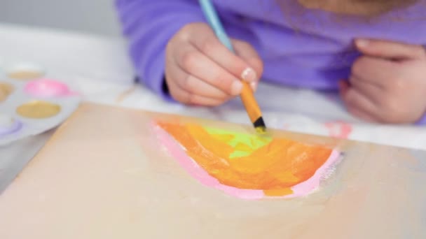 小女孩用丙烯酸涂料在帆布上画画 — 图库视频影像