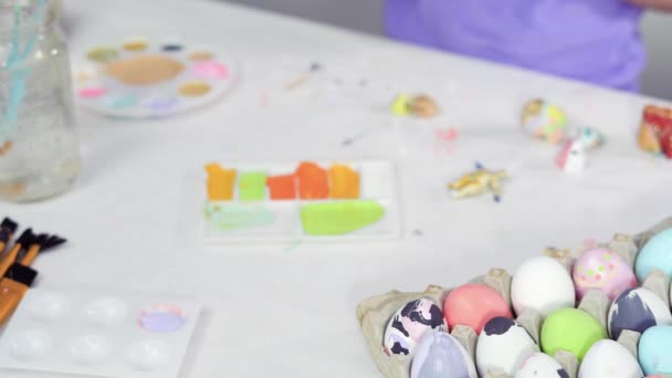 Petite Fille Peinture Sur Toile Avec Peinture Acrylique — Video