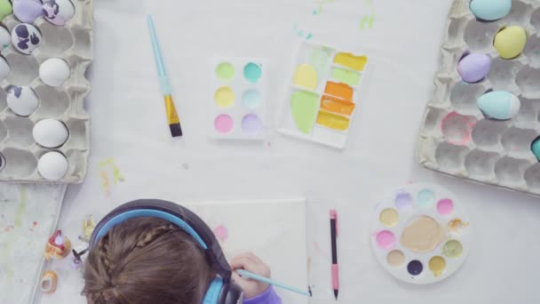 Acostado Niña Mamá Pintando Proyecto Arte Pascua Con Pintura Acrílica — Vídeo de stock