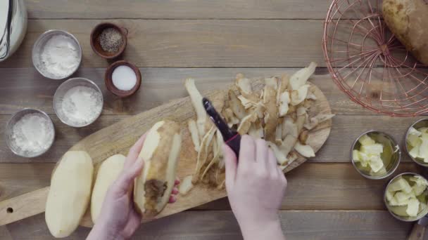 Ležel Oloupávání Organických Žlutých Brambor Bramborovou Slupkou Plocha Ležela Loupání — Stock video