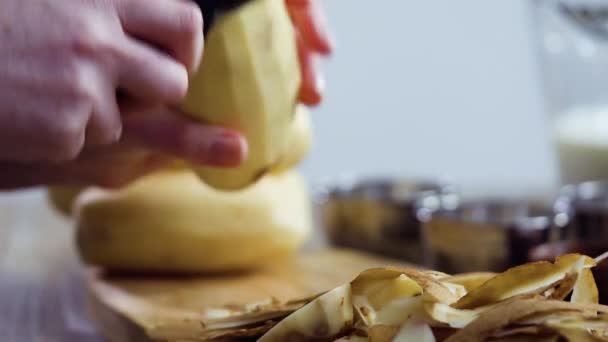 Ξεφλουδίζοντας Βιολογικές Κίτρινες Πατάτες Αποφλοιωτή Πατάτας — Αρχείο Βίντεο