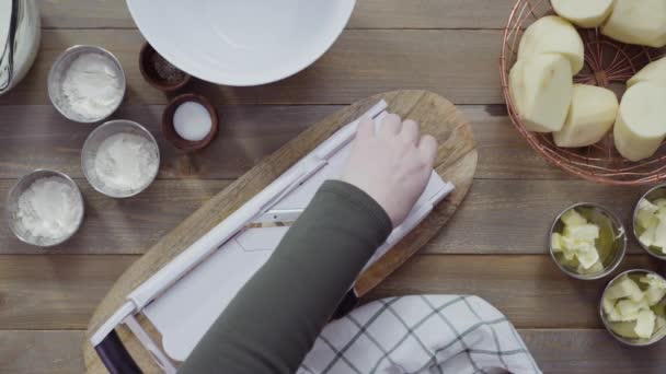 Plat Gelegd Biologische Goudaardappelen Snijden Een Blad Mandoline Geschulpte Aardappelen — Stockvideo