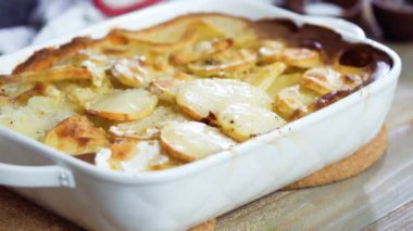 Fırından yeni çıkmış fırında patates püresi beyaz seramik fırında maydanozla süslenmiş..