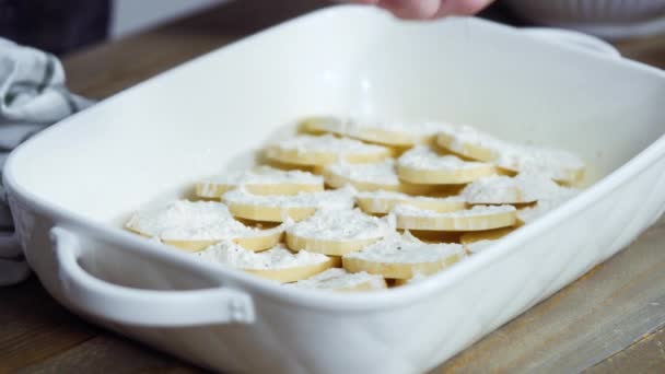 Preparando Batatas Vieiras Uma Assadeira Cerâmica Branca — Vídeo de Stock