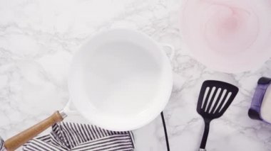 Düz yatıyordu. Orta sıcaklıkta küçük bir tavada krep yapmak..