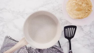 Düz yatıyordu. Orta sıcaklıkta küçük bir tavada krep yapmak..