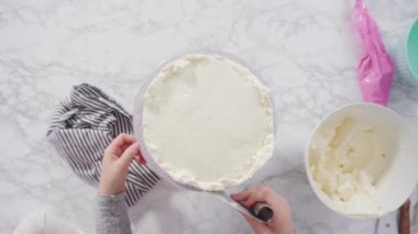 Düz yatıyordu. Adım adım. Beyaz İtalyan kremalı, yuvarlak funfetti keki..