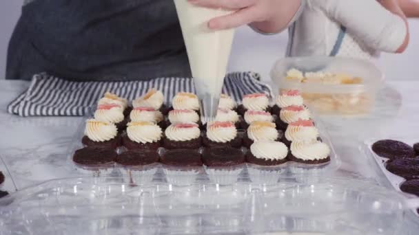 Lejárt Idő Lépésről Lépésre Kislány Segít Díszíteni Mini Csokoládé Cupcakes — Stock videók