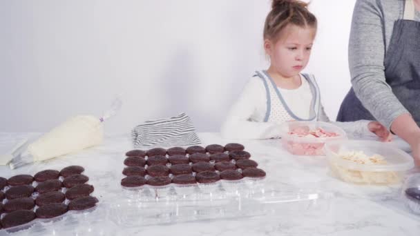 Pas Pas Petite Fille Aidant Décorer Mini Cupcakes Chocolat Avec — Video