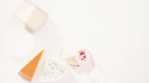 Beyaz Arkaplanda Geniş Kama Gurme Peyniri Çeşitliliği — Stok video