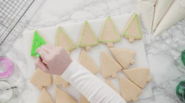 Kurabiyelerin üzerine krema yerleştirme ve ekleme 