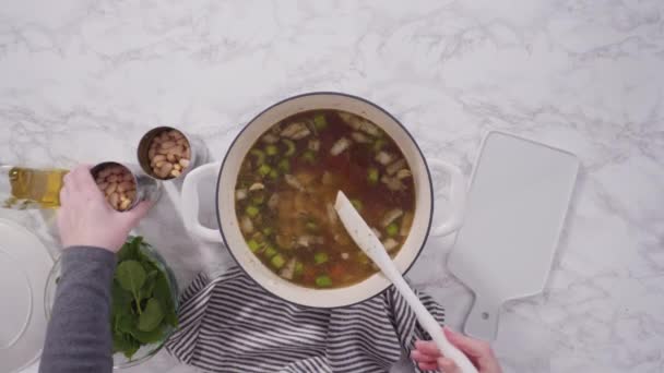 Curring Zeleniny Bílém Řezání Palubě Vařit Vegetariánské Bílé Fazolové Polévky — Stock video