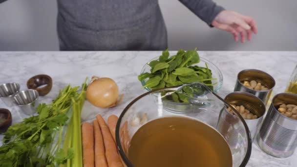 Συστατικά Για Μαγειρέψουν Χορτοφαγική Σούπα Λευκό Φασόλι — Αρχείο Βίντεο